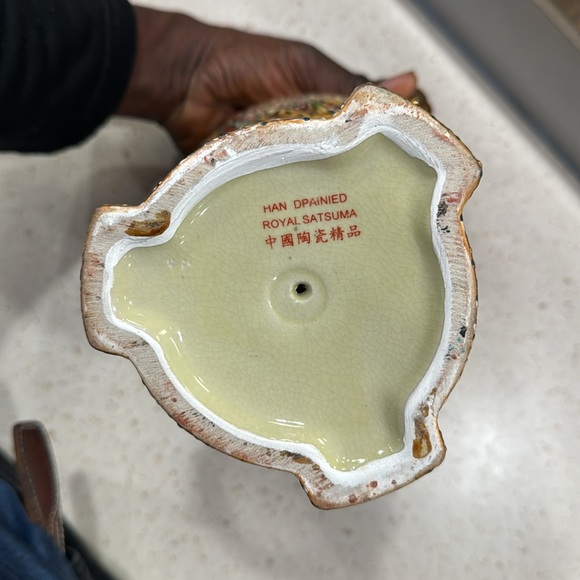 VINTAGE ROYAL SATSUMA VASE, TRIPLE HANDLE, HAND PAINTED, JAPANESE - Picture 8 of 11